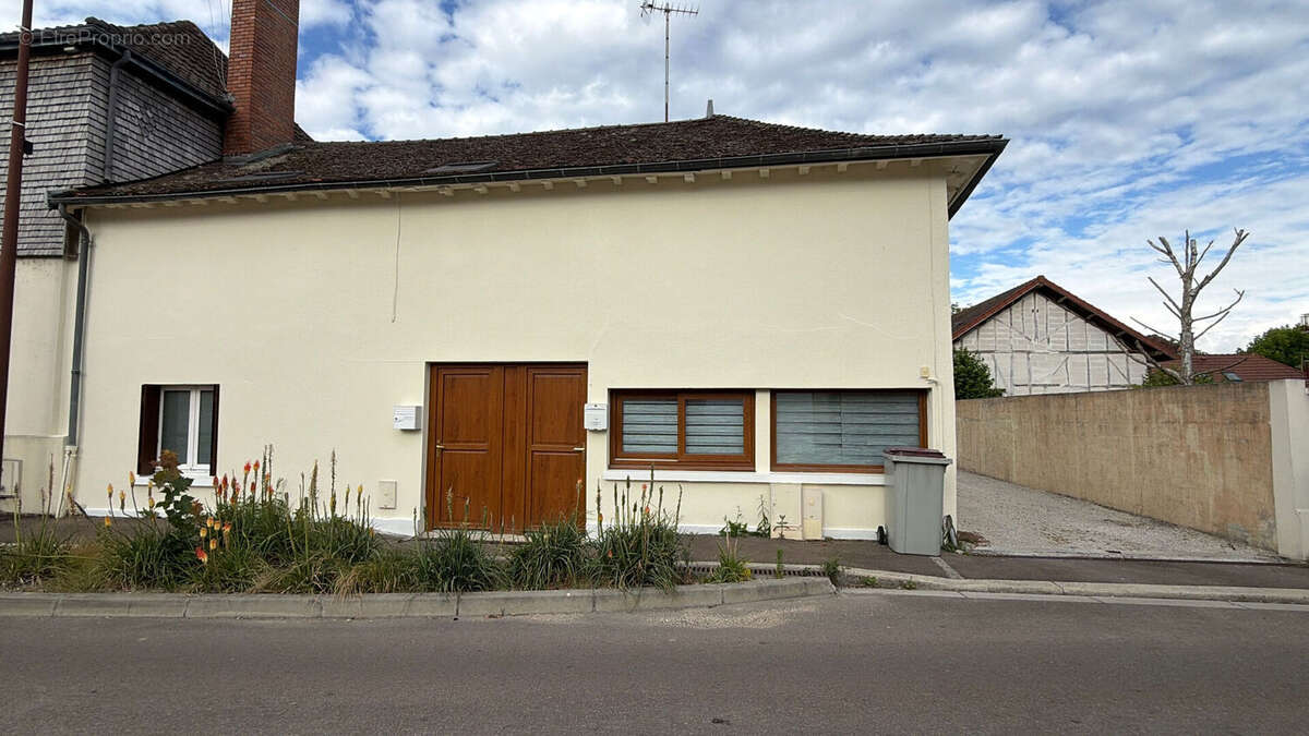 SAINT-JULIEN-LES-VILLAS, T3 en duplex rénové, de 52 m² avec terrasse privative - photo 11