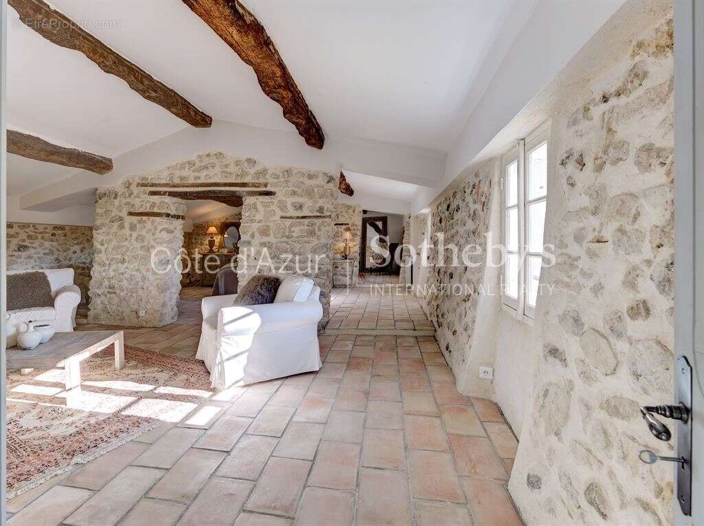 Maison à CHATEAUNEUF-GRASSE