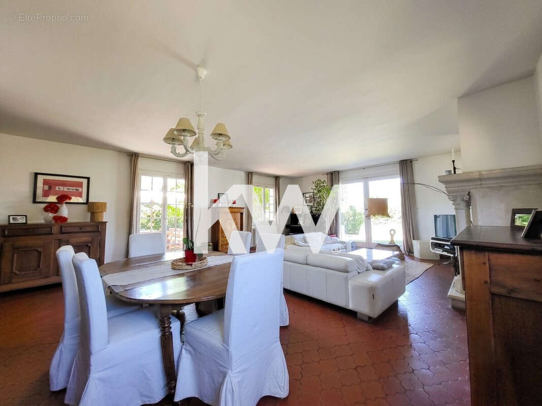 Maison 280 m² à Saint-Priest-En-Jarez  - photo 5
