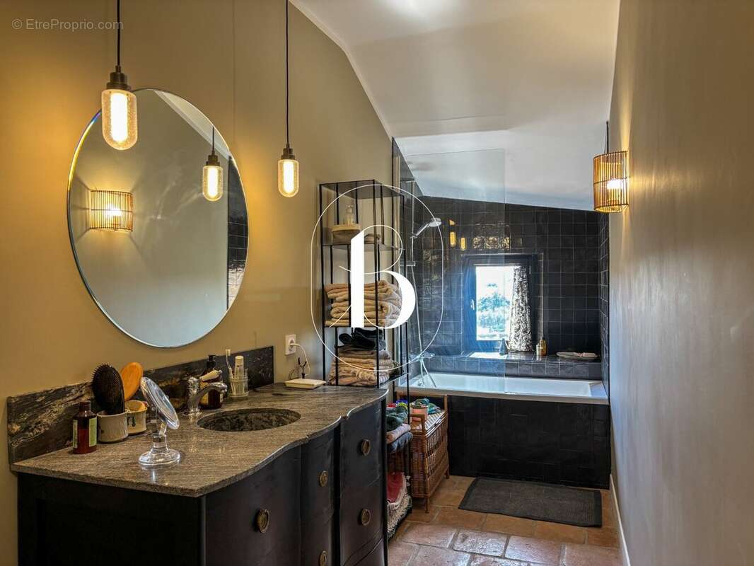 Maison à LAUDUN-L'ARDOISE