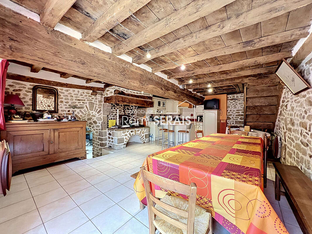 Maison à AMBRIERES-LES-VALLEES