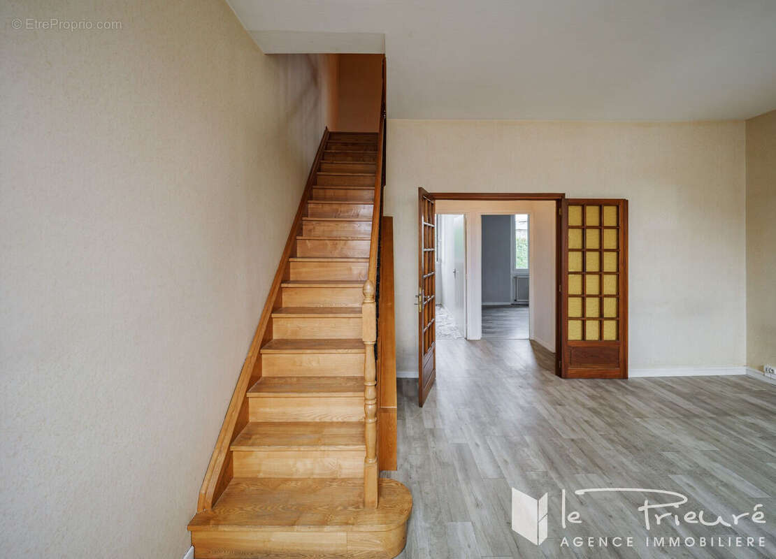 À deux pas de Pelloutier, maison de ville avec jardin, garage et potentiel d'aménagement - photo 11