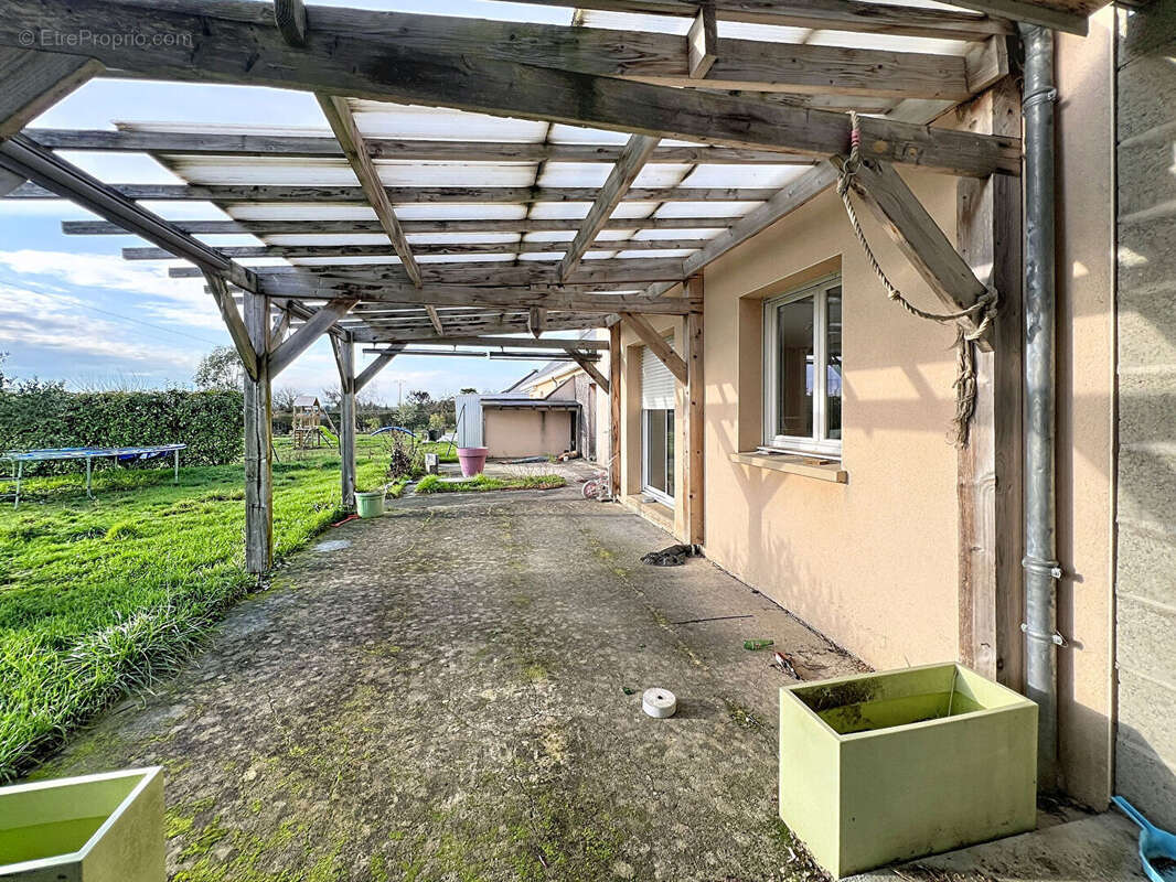 Maison à AMBILLOU-CHATEAU