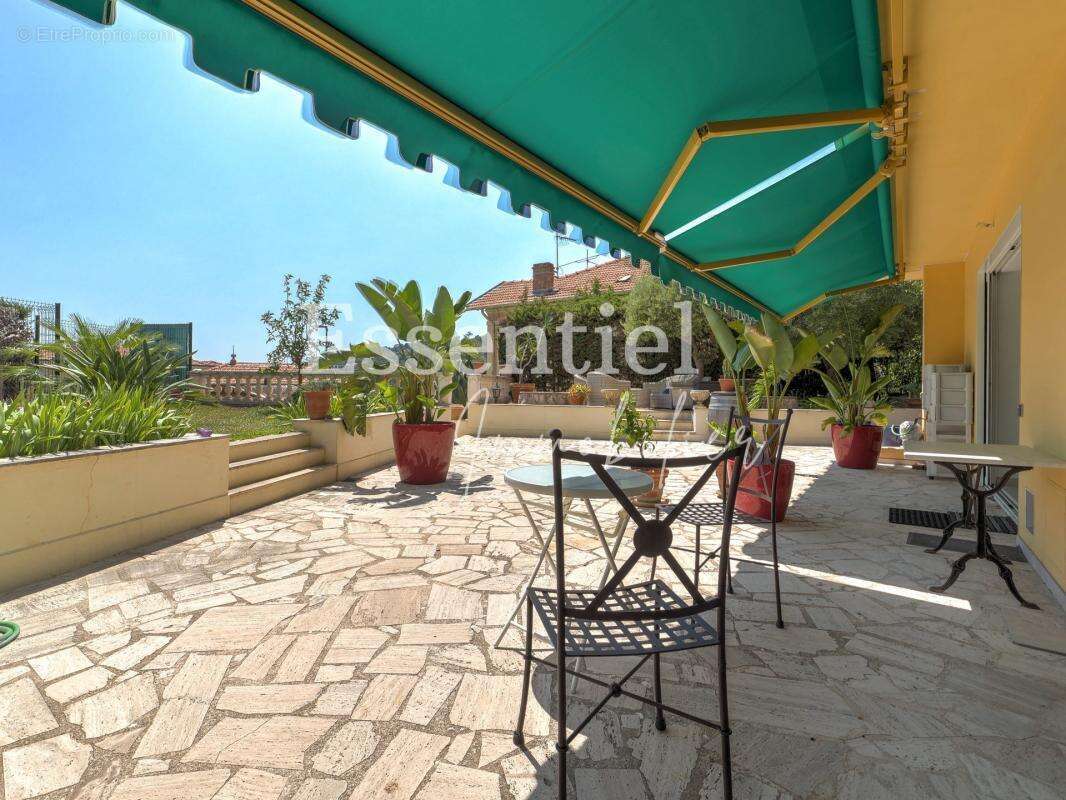 VILLEFRANCHE-SUR-MER  Appartement-villa de 107 m² avec plus de 300 m² de jardin - photo 3