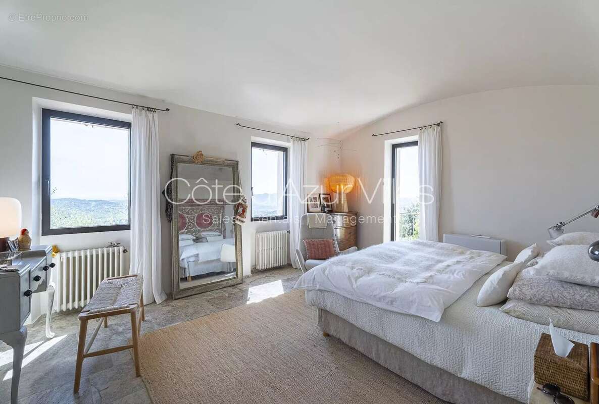 Maison à CHATEAUNEUF-GRASSE