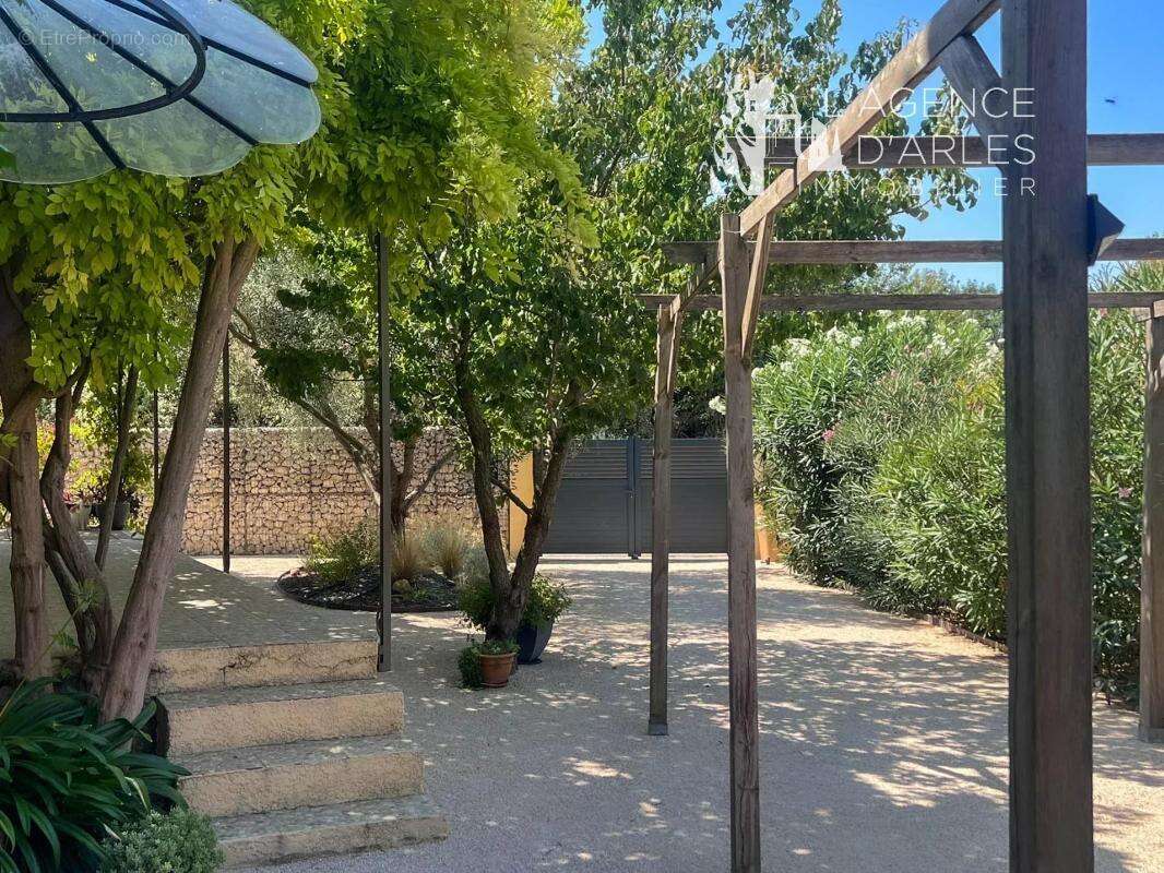 Arles – Maison familiale 157 m² – 5 chambres dont 2 de plain-pied – jardin arboré et clos - photo 17