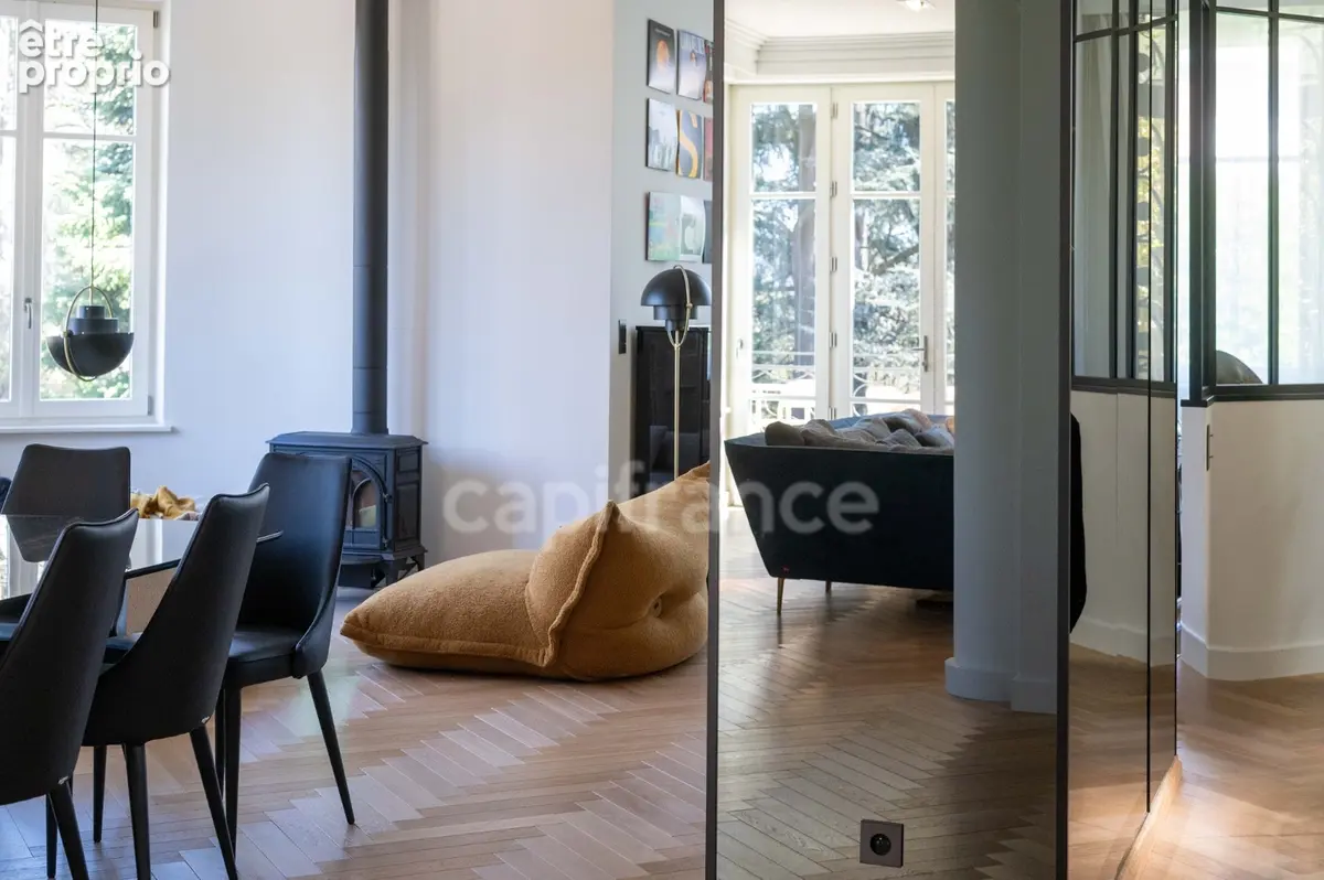 Une propriété de caractère, discrète et élégante, où le charme de la Belle Époque rencontre le confort d’une rénovation récente - photo 6