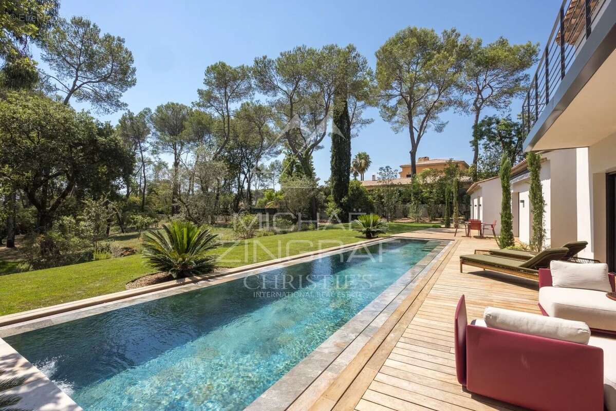 Mougins – Villa familiale rénovée dans un domaine confidentiel - photo 2