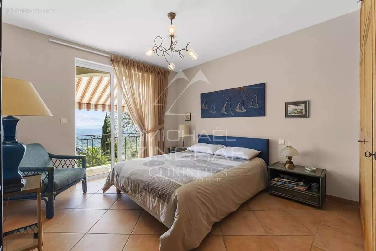 Maison à CHATEAUNEUF-GRASSE