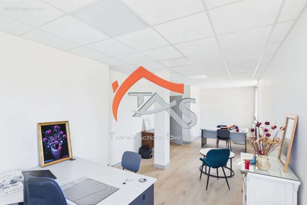 Commerce à SAINT-PRIEST-EN-JAREZ