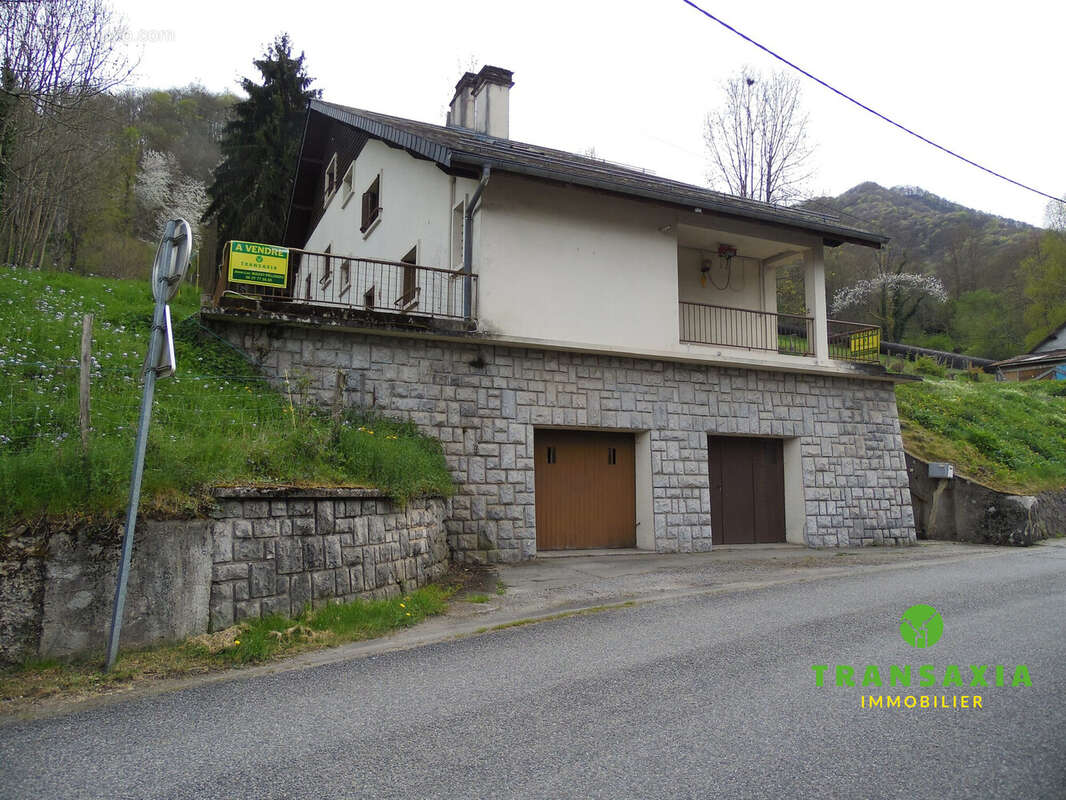 côté garages - Maison à UCHENTEIN