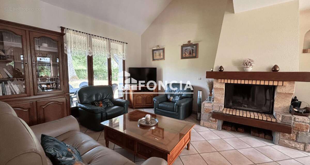 Dans un cadre verdoyant sur 4700m2 de terrain Maison familiale avec piscine - photo 6