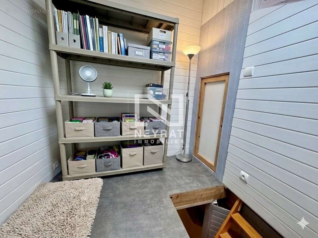 Une maison en pierre pleine de charme, avec sa terrasse suspendue, son jardin intime et ses nombreuses dépendances - photo 9