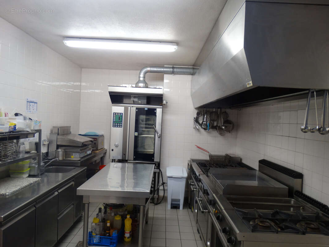 Commerce à THELIS-LA-COMBE