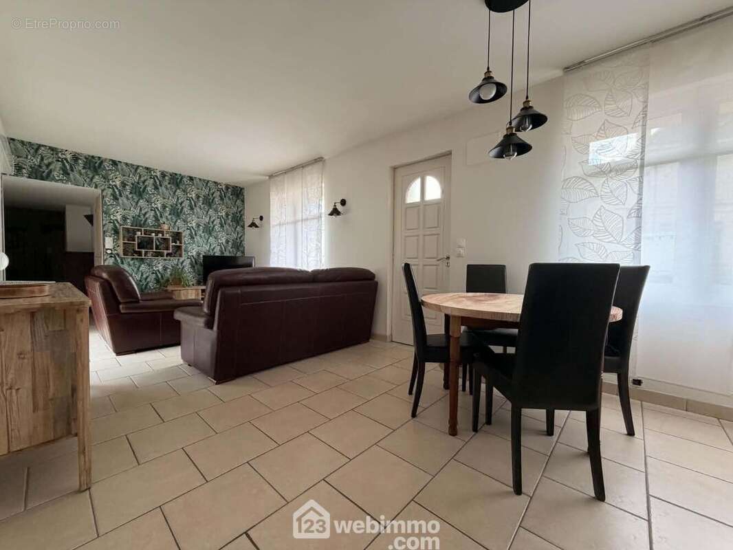 L'entrée de la maison principale ouvre sur le séjour / salle à manger de 22,6 m2,