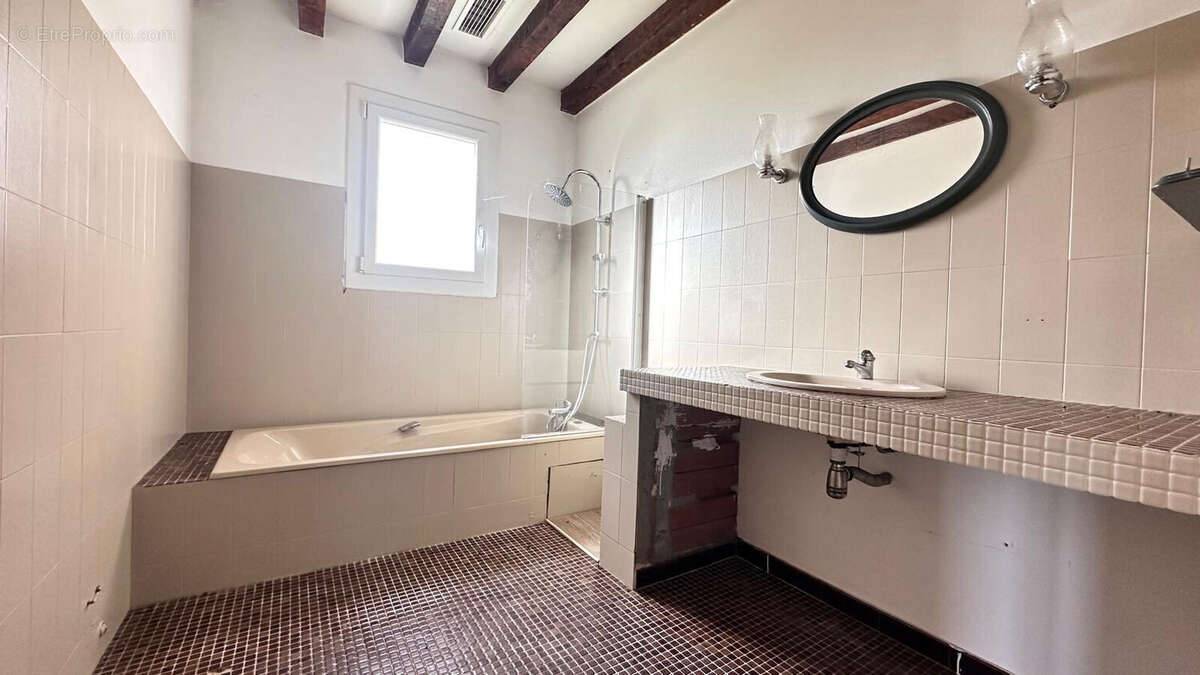 salle de bain - bath room to renovat - Maison à FAUX