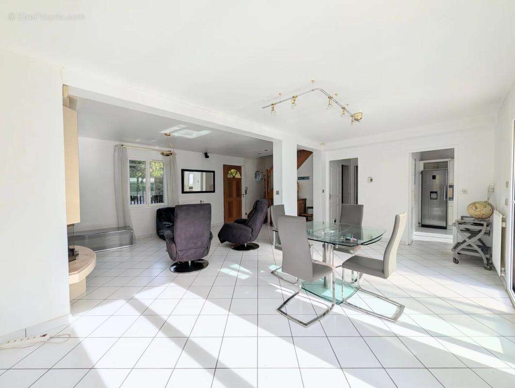 Maison à LES CLAYES-SOUS-BOIS