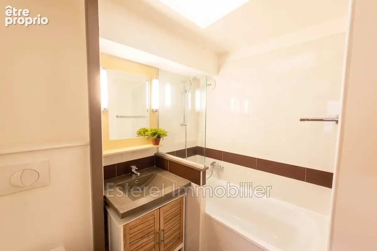 Appartement 1 pièce 27 m² à vendre à Saint-Raphael (83700) - photo 4