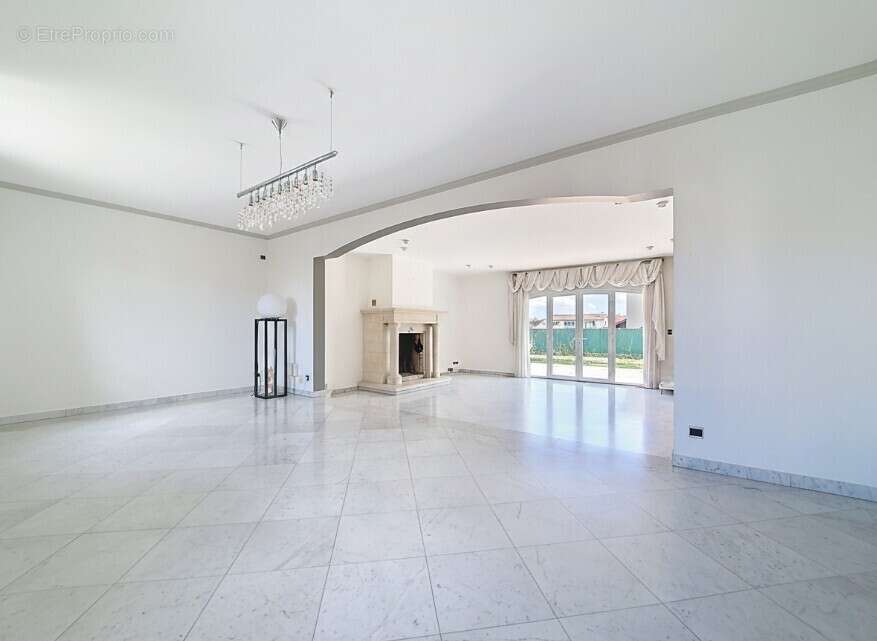 Maison - 4 Chambres - Bureau - Buanderie - Cave à vins - Garage - Piscine - Grande Cour - - photo 13