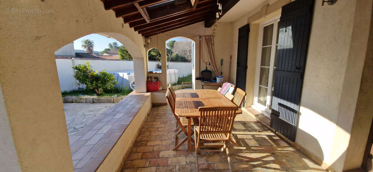 Maison à SAINT-MITRE-LES-REMPARTS