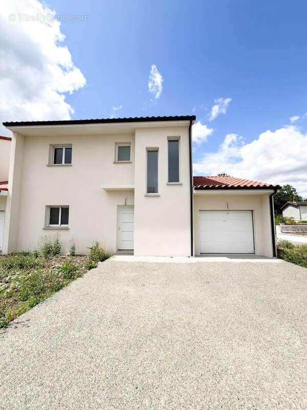 Maison à SAINT-BEAUZIRE