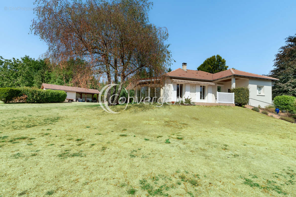 Maison de plain-pied de 105m2 avec garages, jardin et dépendances - photo 2