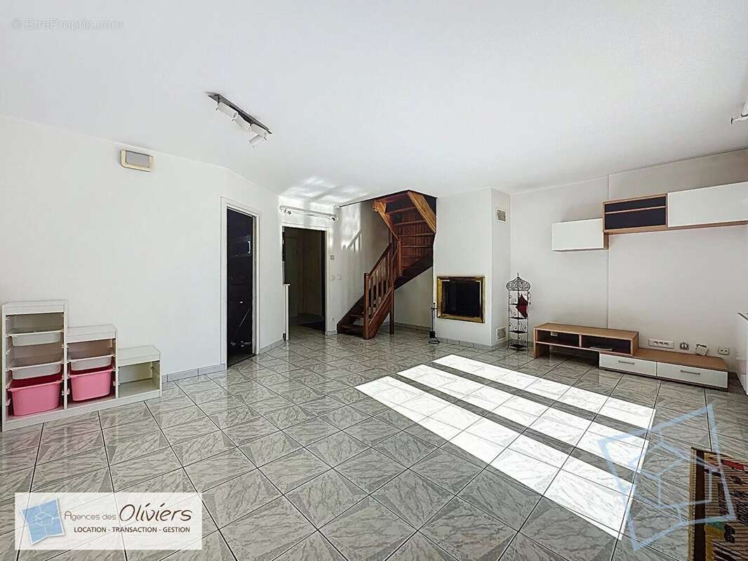 Appartement à VOISINS-LE-BRETONNEUX