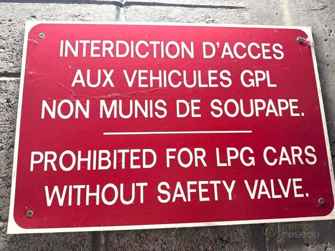 Parking à PARIS-17E