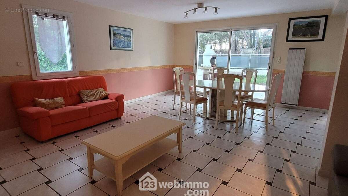 Une belle pièce de vie lumineuse, avec accès direct à la terrasse et vue sur la pinède. - Maison à LA TRANCHE-SUR-MER