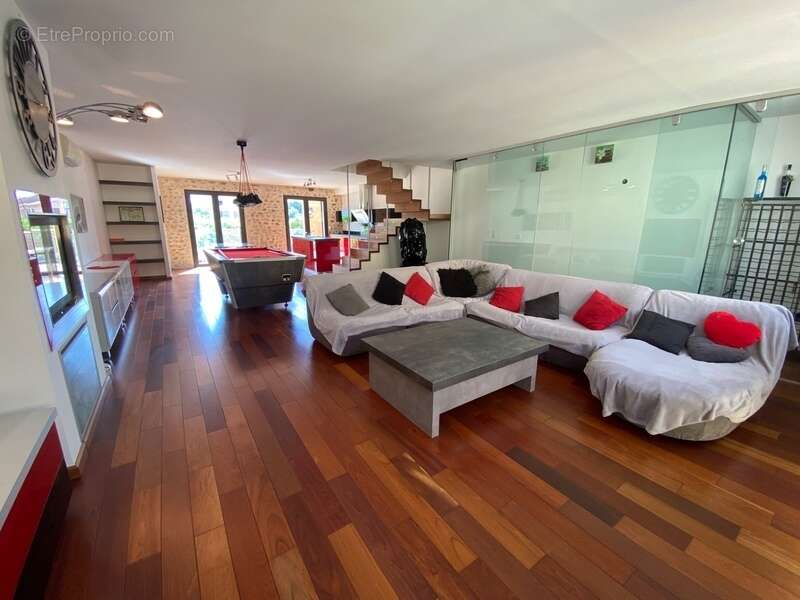 Dpt Pyrénées Orientales (66), à vendre proche LE SOLER Maison 5 pièces 169 m² garage, cour, jacuzzi - photo 2