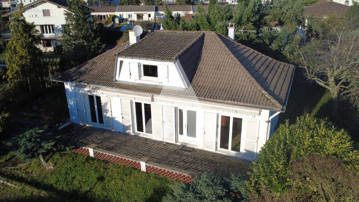 Maison à CHAZELLES-SUR-LYON