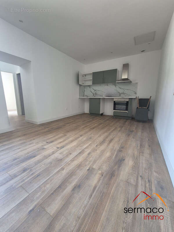 pièce de vie avec cuisine équipée - Appartement à SARREGUEMINES