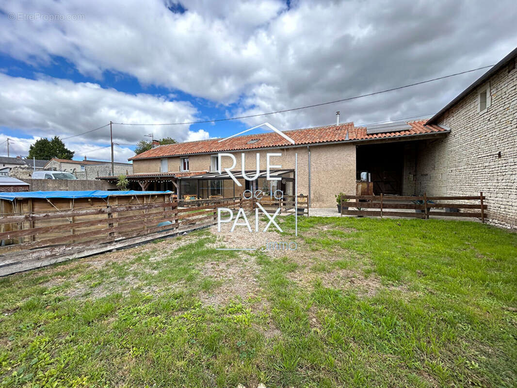 Maison à LA ROCHE-RIGAULT