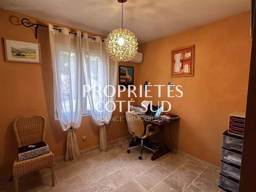 Maison à LAUDUN-L'ARDOISE