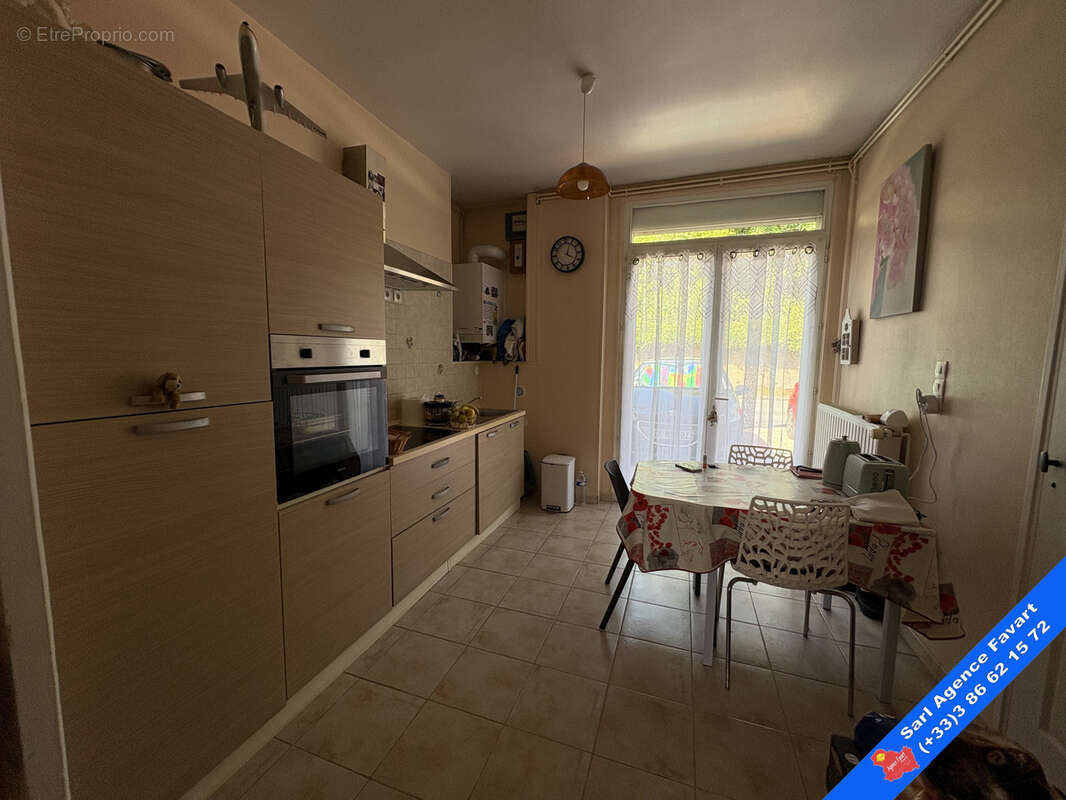 Appartement à LAROCHE-SAINT-CYDROINE