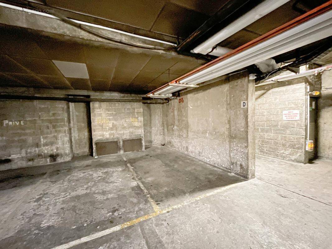 Parking à PARIS-18E