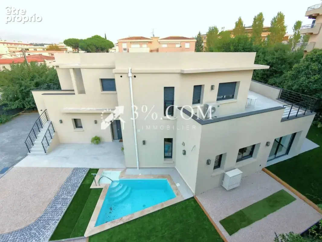 Grande villa neuve en plein centre-ville - photo 1
