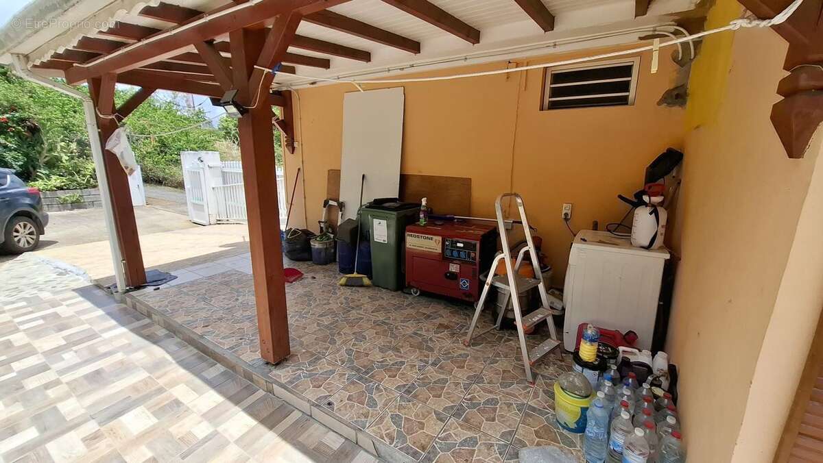 A VENDRE : Villa 2 T2 et 1 T4 (Vieux Habitants - 97119) - photo 8