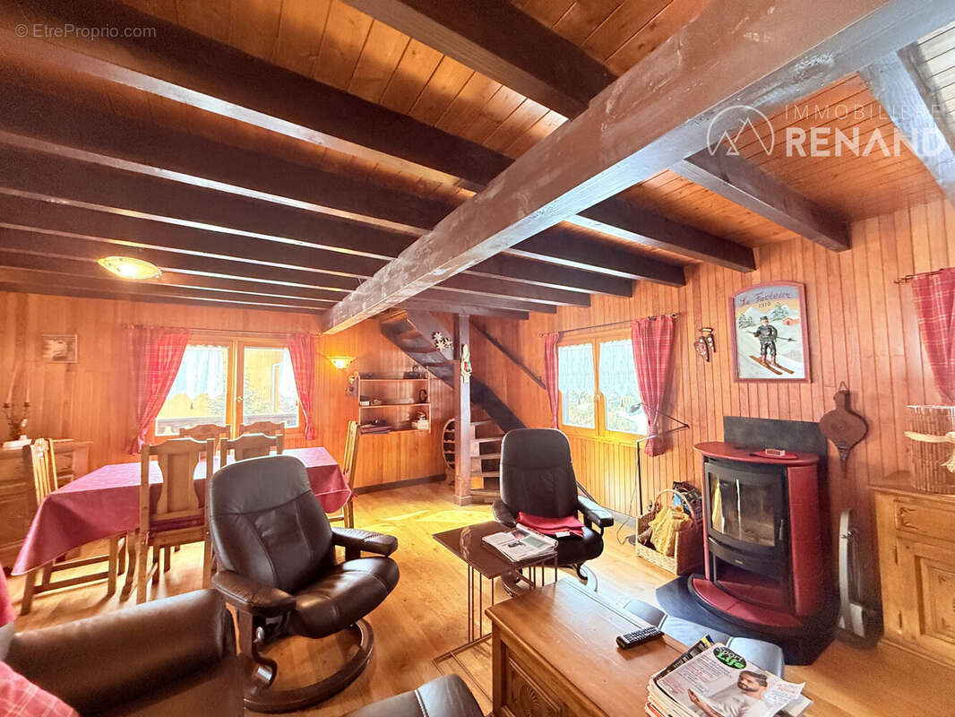 Salon avec poele  - Maison à CLUSES