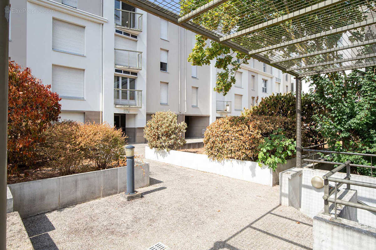A vendre nantes cite des congres type 2 en duplex avec parking et locataire en place - photo 6