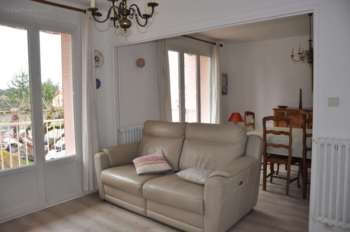Bel appartement traversant de 70 m2, avec deux grands balcons, un garage, et une cave. - photo 4