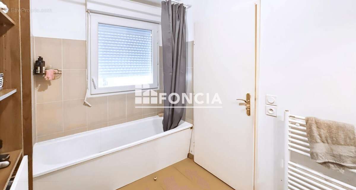 Comme une petite maison : 2 pièces avec 110 m² de jardin privatif, terrasse et 2 parkings boxable en sous-sol - photo 7