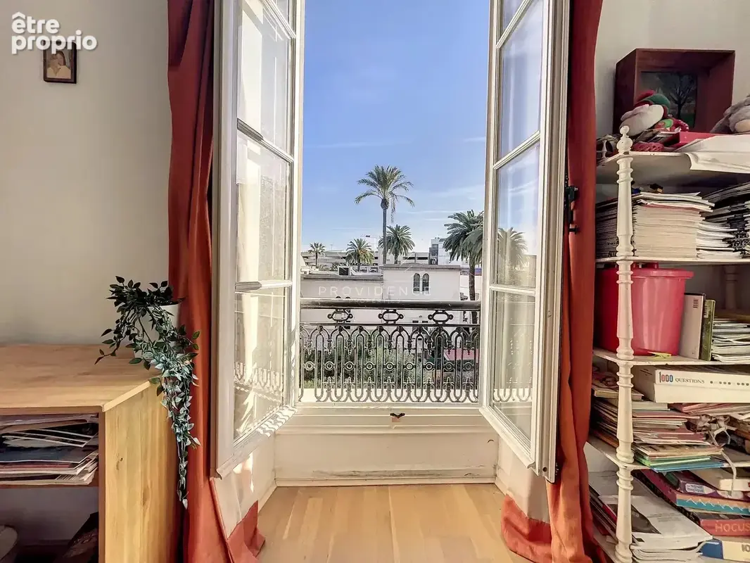 Appartement 4 pièces de 140 m² - Bourgeois avec potentiel, Cannes Centre - photo 16