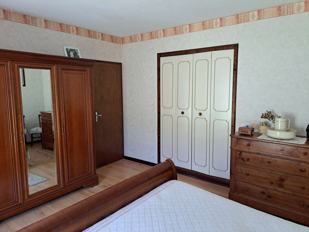 Grande maison sur un terrain de 15 780m2 avec une piscine et un garage de 52m2 - photo 18