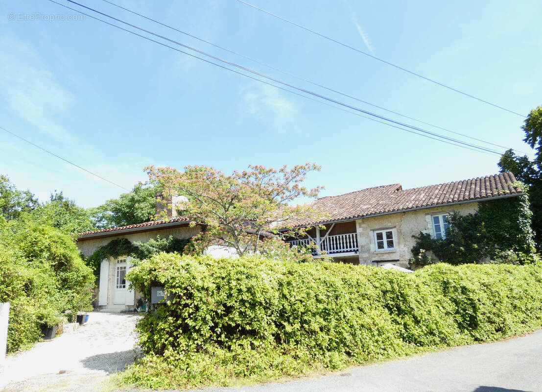 Maison à NANTEUIL-AURIAC-DE-BOURZAC