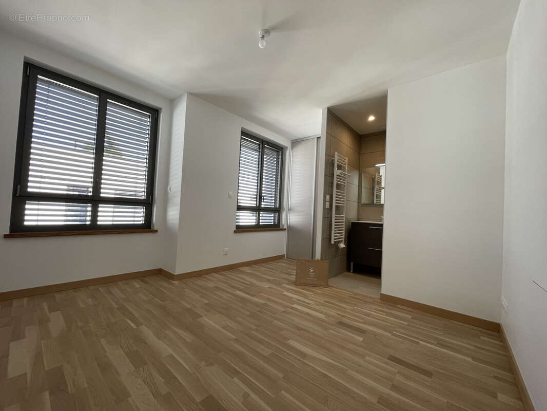 Appartement à LA TOUR-DE-SALVAGNY