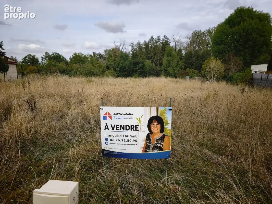 Terrain constructible VIABILISE de 2370 m². - photo 2