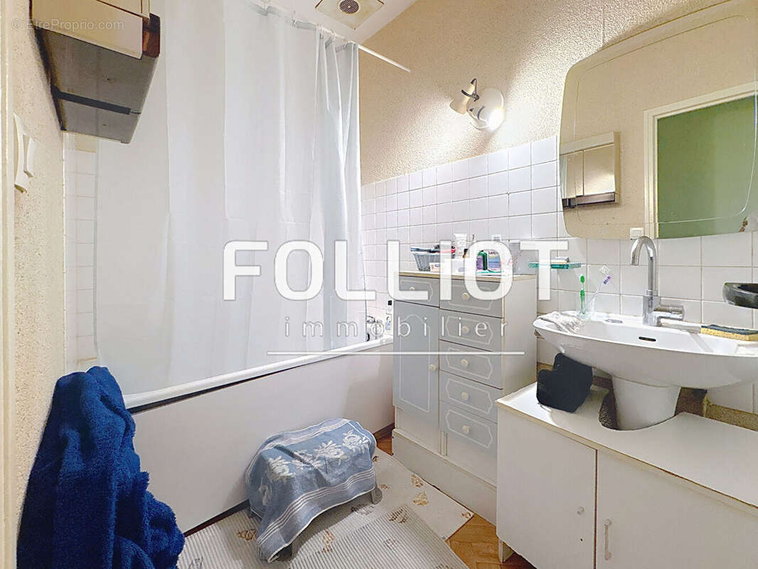 Appartement à DONVILLE-LES-BAINS