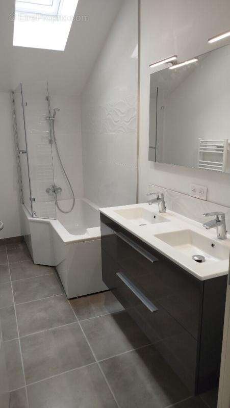 Maison à SAINT-LAURENT-DE-LA-PREE