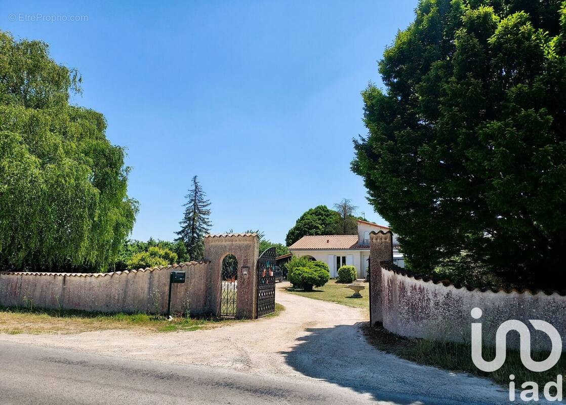 Photo 1 - Maison à CHAMPNIERS